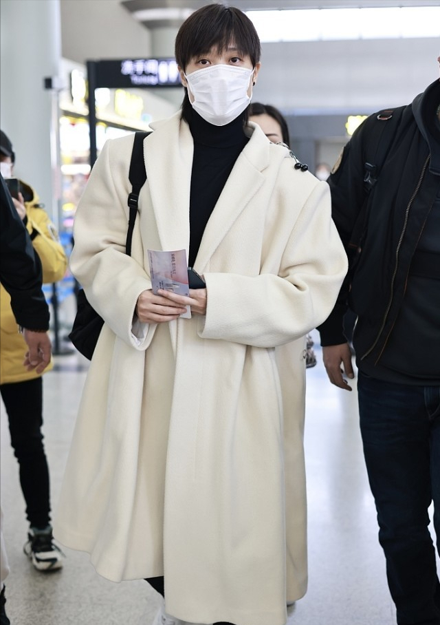穿衣搭配|李宇春摆脱“男人婆”形象，穿奶白色廓形大衣走优雅路线，不违和