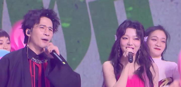 唐嫣|东方卫视春晚:唐嫣站C位主持,谢娜张杰同台,李宇春有望再压轴