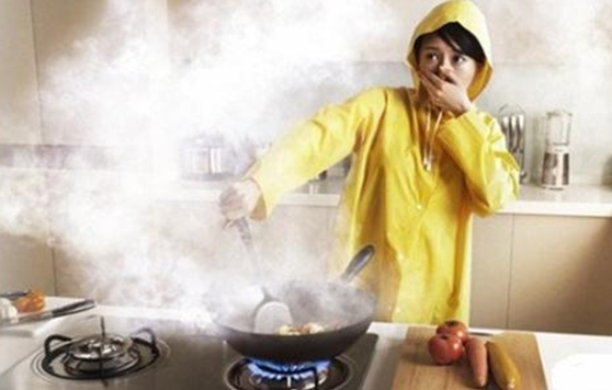 明明开着抽烟机,为啥炒菜还到处都是油烟?内行人说出大实话