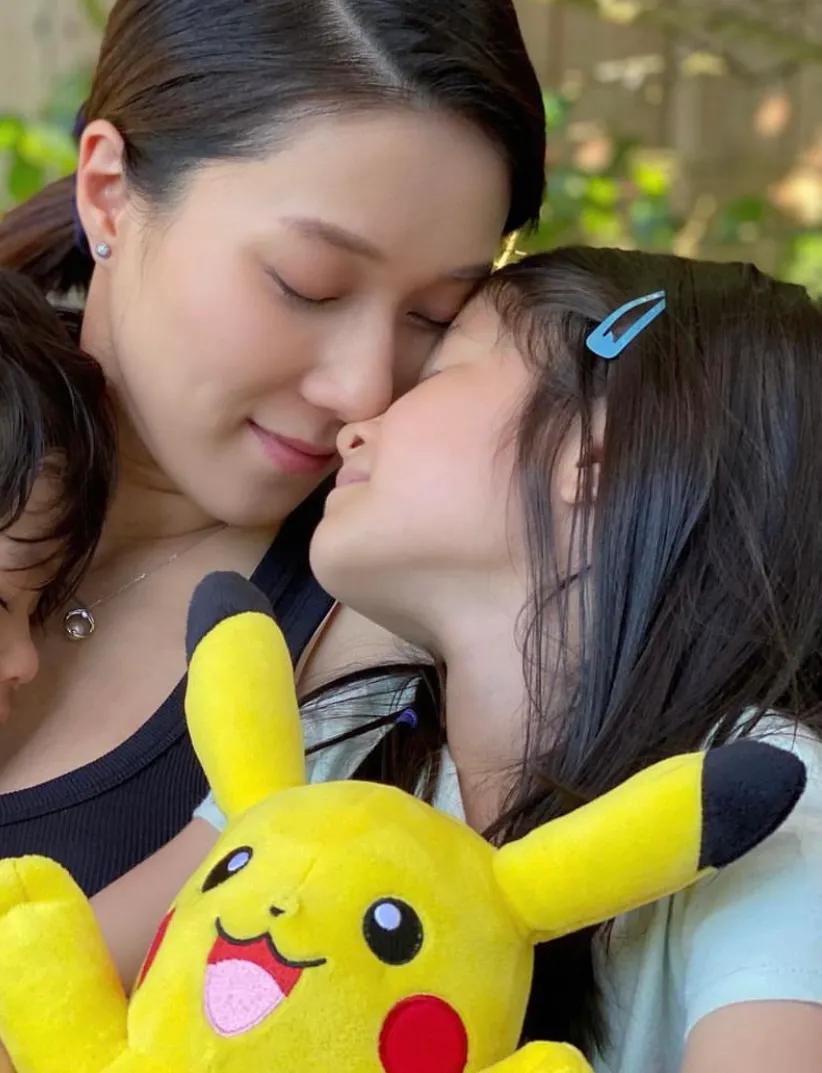 钟嘉欣|钟嘉欣晒母子仨温馨同框照,5岁女儿模样像妈妈,3岁儿子越来越帅