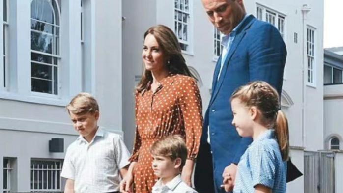 夏洛|凯特送孩子上学满脸喜意！乔治哥俩穿同款帅成风景线，夏洛特好美