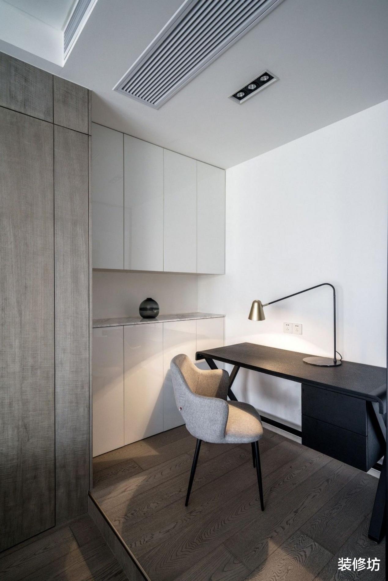 U型开放式置物架,还有半开放书房,层层递进的空间格外美