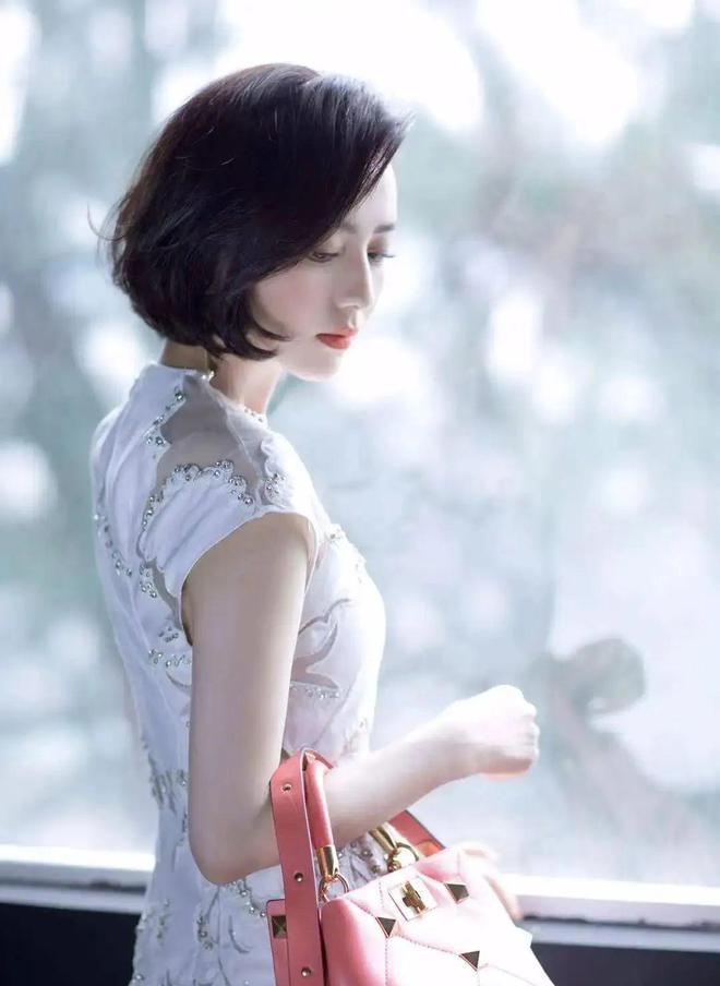 生图|镜头前美艳，真人干瘪，头大肩窄，排骨胸，这11位女星反差太大