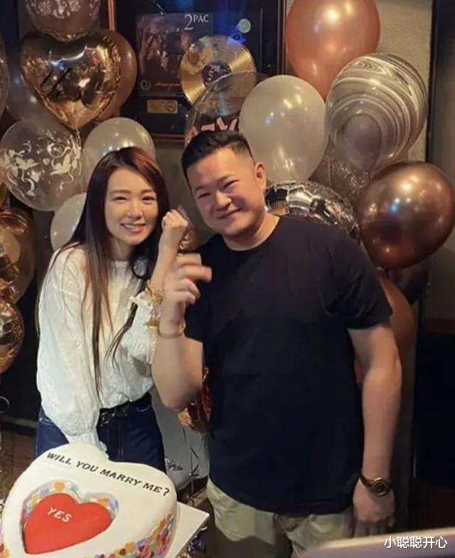 黑涩会美眉|还记得黑涩会丫头吗？从睡蟑螂屋到挤进名媛圈