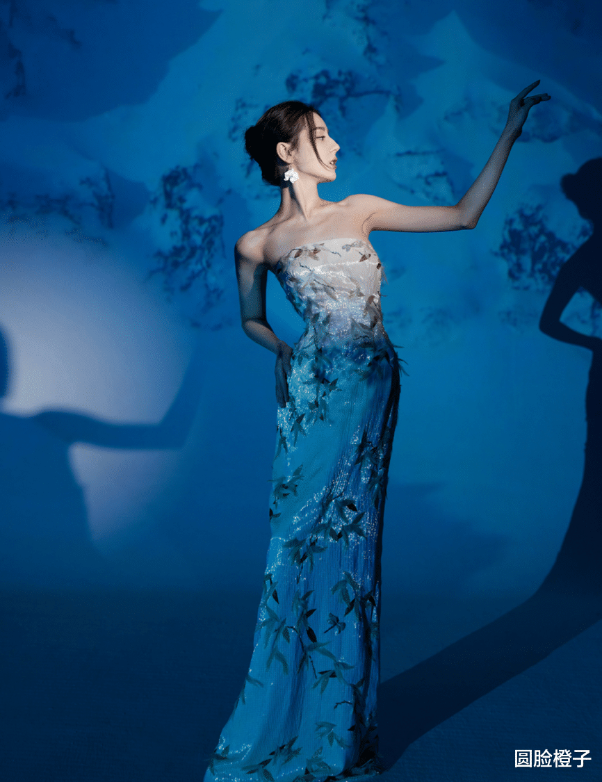 迪丽热巴|迪丽热巴又有出圈造型！一袭中国水墨画连衣裙，花瓶身材东方美人