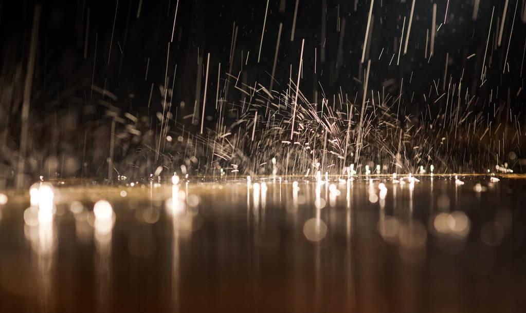 曾毅|妻子请男闺蜜来家吃饭，因遇暴雨留宿一晚，突然回家的他坚决离婚