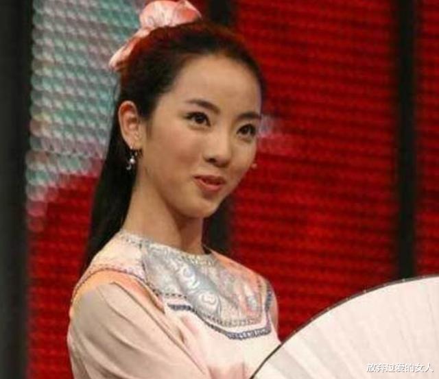 李思思|“央视才女”李思思：9次上春晚，和初恋结婚生2胎，真正人生赢家