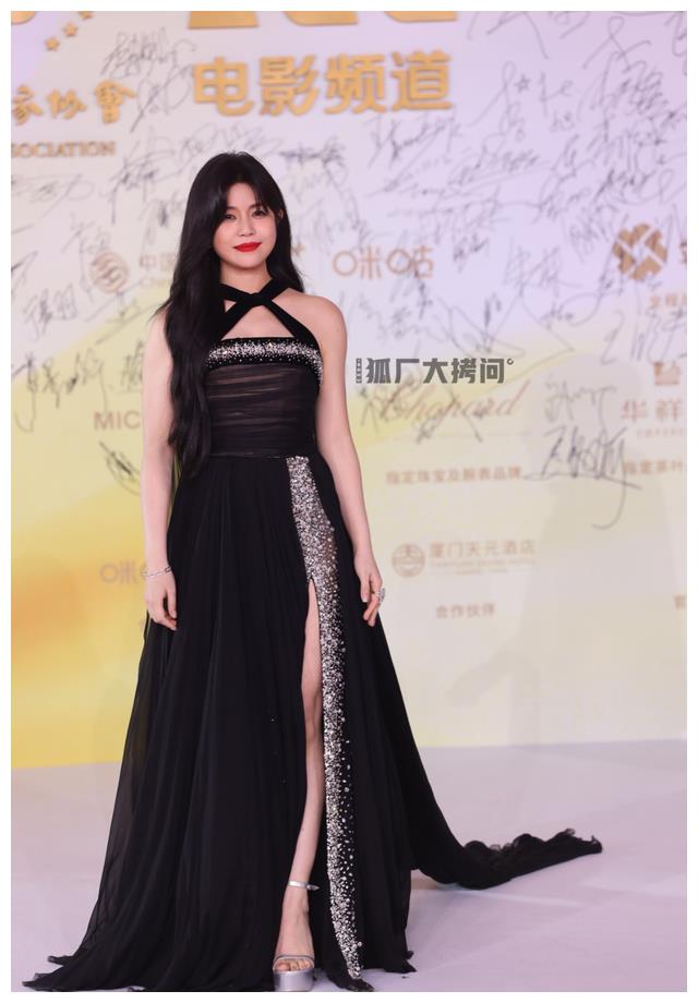 穿衣搭配 金鸡奖红毯女星衣品差距大，7位惊艳4位失败，姚晨关晓彤又穿丑衣