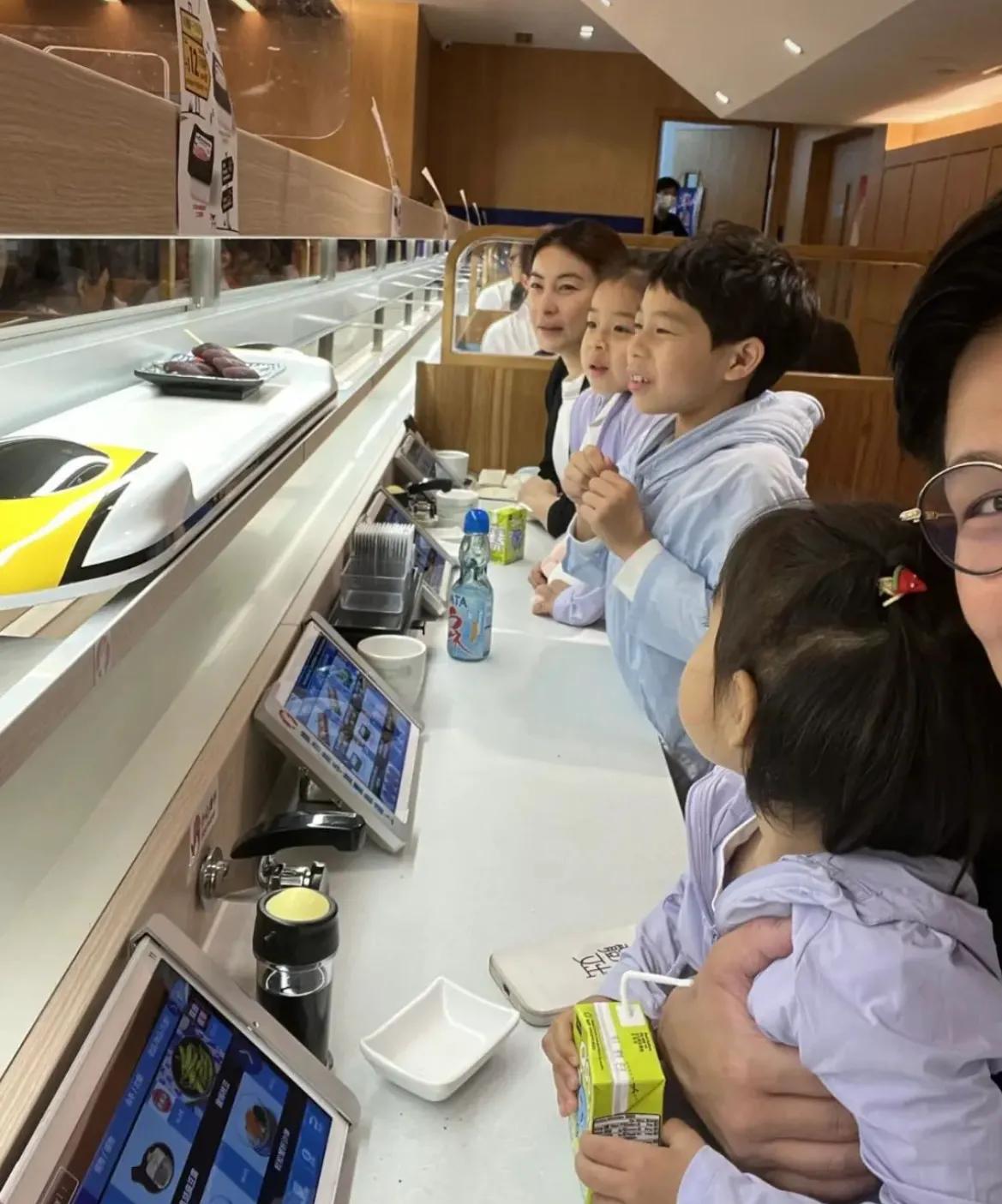 霍启刚|霍启刚夫妇约会看演出甜蜜撒狗粮，郭晶晶依偎在老公肩膀超有爱