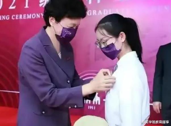 袋鼠|“袋鼠一族”逐渐普及，外人眼里是上进的学生，家长却有苦难言