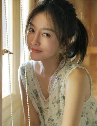 秦岚|对男友掏心掏肺的秦岚:因为黄晓明赔千万违约金,两次为陆川垫资