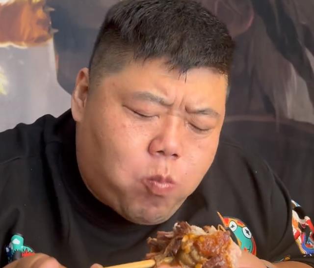 兰蔻 网红“胖猴仔”被质疑复胖,放肆啃猪肘,网友:取关,怕成为帮凶