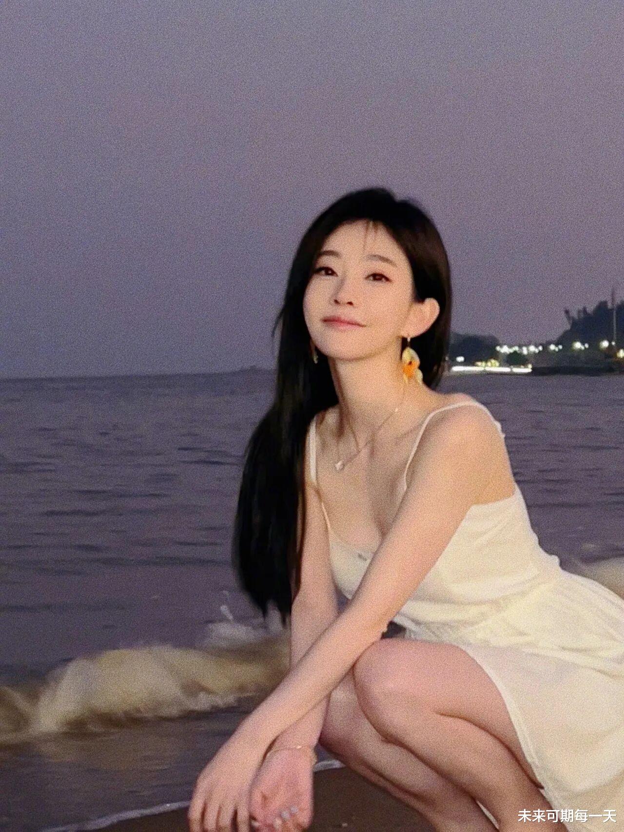 冯提莫|冯提莫晒出童年照,力证自己是原生态,大众看到照片后,太无语了