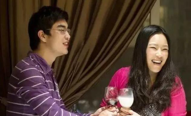 湖北一女教师生重度脑瘫儿,丈夫狠心抛弃母子,多年后儿子成硕士