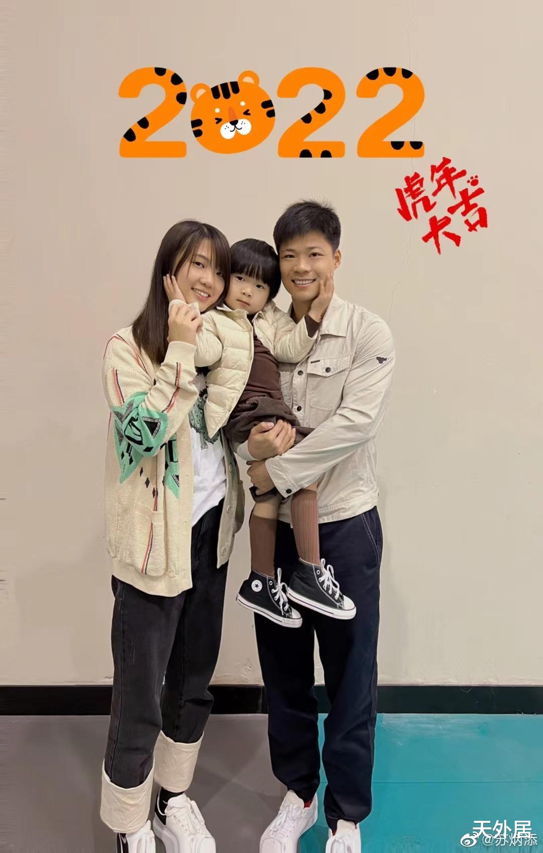 男足|大年初一！朱婷现身，多位体坛女神晒一家三口照，刘湘母女送祝福