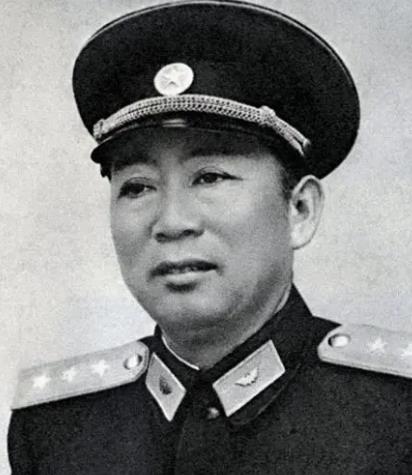 刘亚楼回家探亲,竟被一疯老妇拦住,知其身份后他勃然大怒