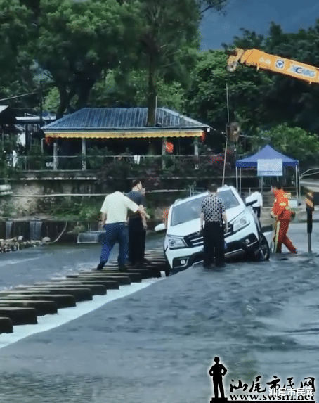 洋公坝一小车掉入水里,出动吊车...
