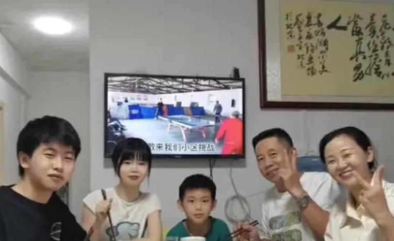 |孙海洋吐槽“三个家伙不好惹”，幸福的眼神却藏不住，老凡尔赛了