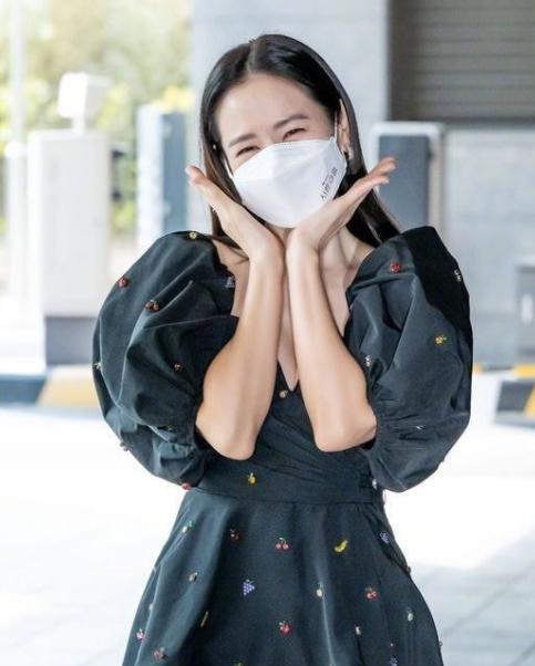 孙艺珍|孙艺珍婚前亮相丰满迷人,手捧脸笑靥如花,韩媒:连风都在嫉妒