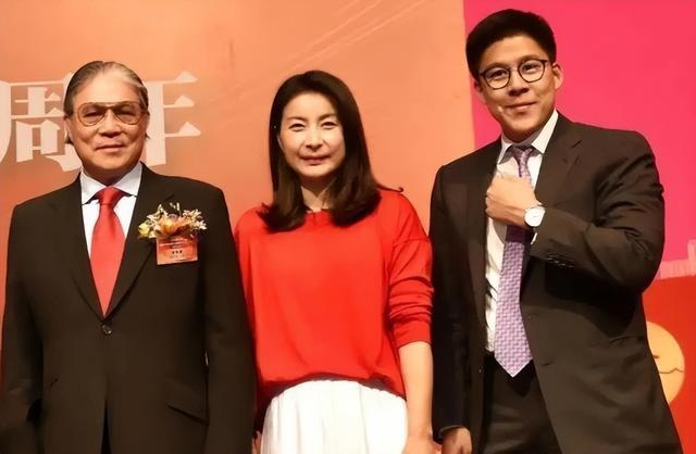 郭晶晶|郭晶晶太低调！生3娃霍家奖励13亿吃饭被偶遇所穿衣服不足50元