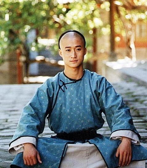 吴京|49岁吴京过年近照曝光!满脸皱纹肚腩明显,与电影中形象判若两人