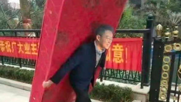 汪小菲|发疯的前夫，烧掉床垫认怂了？