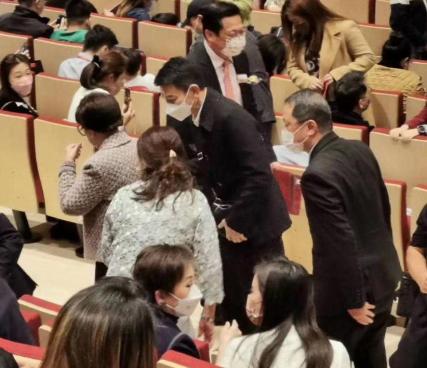 刘德华|刘德华朱丽倩现身女儿学校！情侣装很般配，女方拎6万包包显贵气