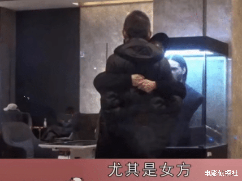 李纯|李纯马頔恋情曝光!两人亲密搂抱玩闹,李纯曾和一名大叔搂抱被拍