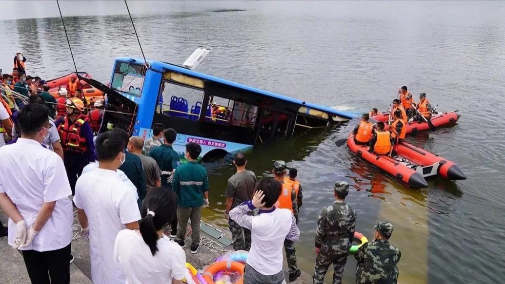 贵州公交车司机驾车冲入湖中，21人丧生：成年人的绝望就在一瞬间