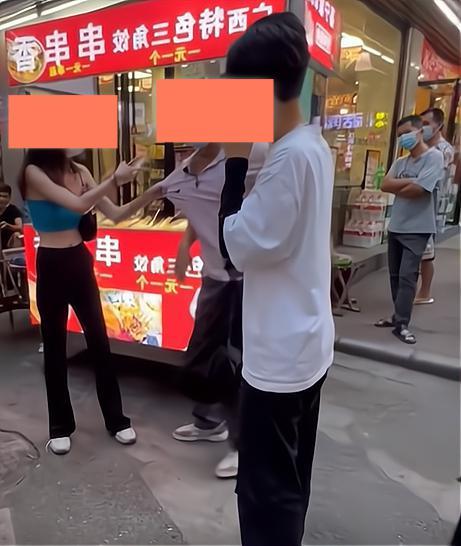 广东:“你敢摸我”,疑似被男子骚扰,女子抓住男子不放手
