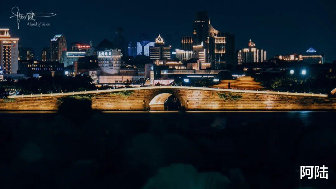 |夜游北山街,暖风徐徐人影绰绰,这样的西湖有些安静