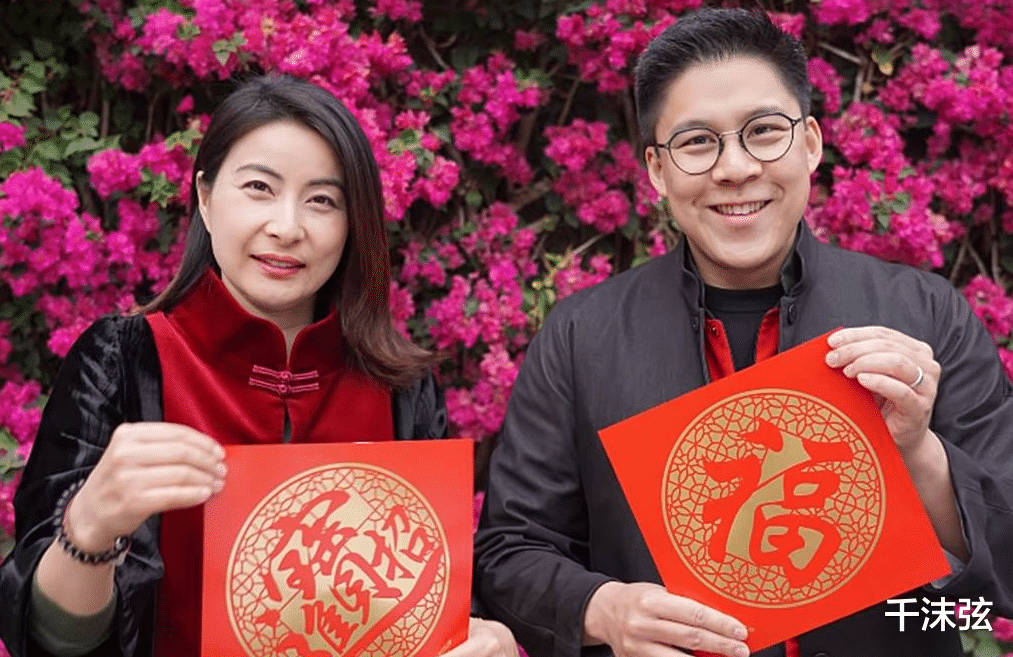 郭晶晶|郭晶晶带娃看展,穿皮衣长靴好帅气!4岁女儿身高已到妈妈腰间