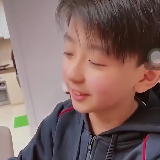 张柏芝|张柏芝给lucas做午饭:3块大牛排加蔬菜,分量大而且相当丰富