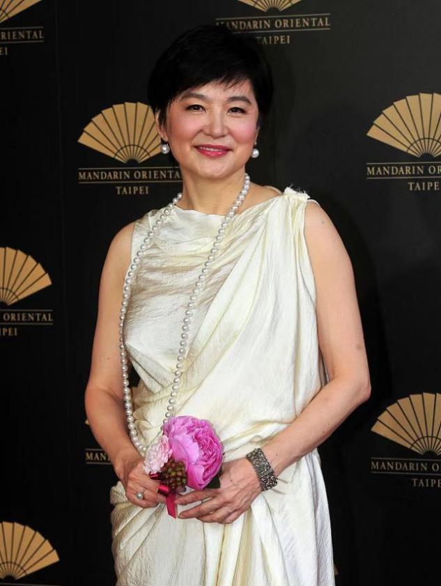 杏鲍菇 林青霞真不适合短发，穿长裙戴珍珠一身富太太打扮，短发却显男相