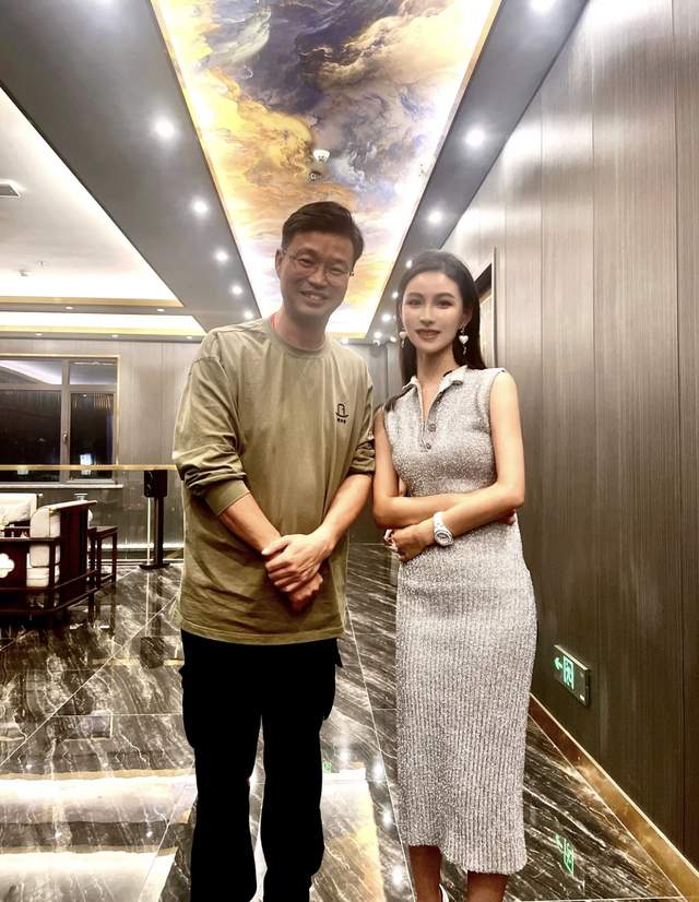 |王迅与美女富婆聚餐，豪宅内金碧辉煌似五星酒店，不见小17岁娇妻