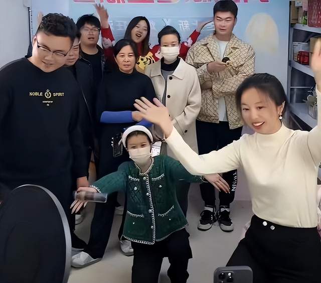 直播带货|高下立判!许家妮妮直播带货从容不迫,田静姐弟带货风格遭嘲讽