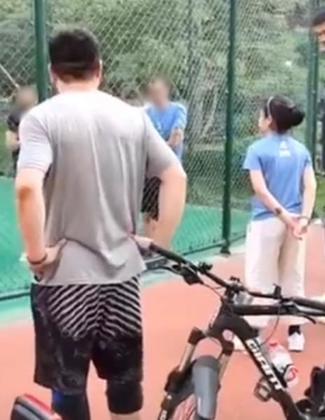 姚明|姚明为母校录制视频，41岁身材健硕发福不少，把11岁女儿宠成公主