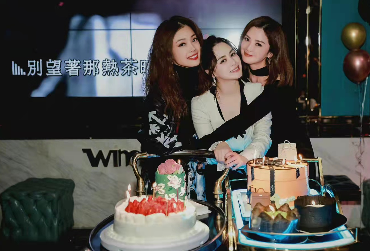 阿娇|阿娇喜迎41岁生日！穿高腰裤藏肉瘦出小V脸，合影站C位美貌开挂