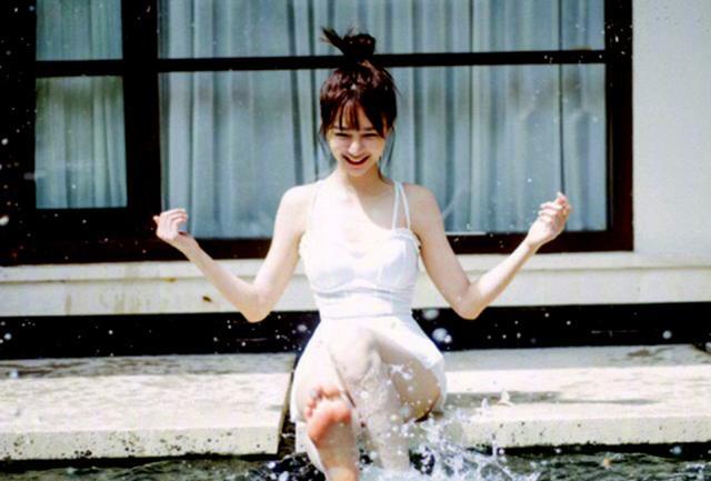 沈梦辰|沈梦辰玩水旧照被翻出,穿露肩装身形傲人,笑容满面略显开心