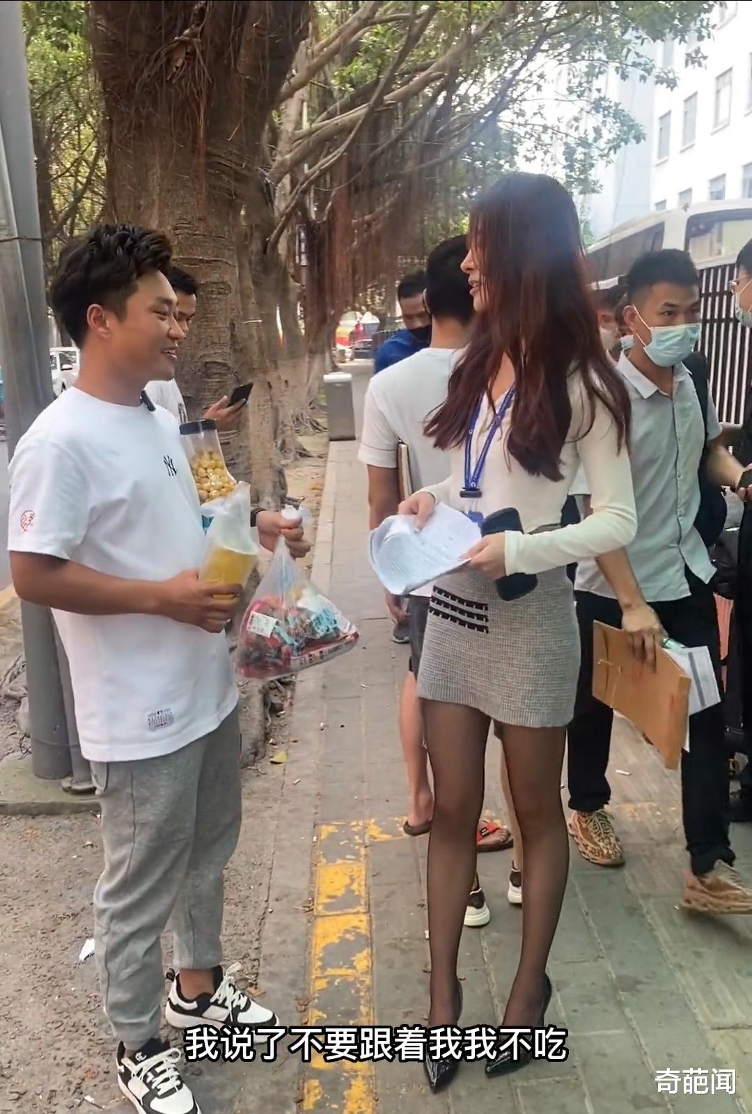 小伙爱上美女厂花,屡次献殷勤遭拒,美女表情亮了!网友:放手吧