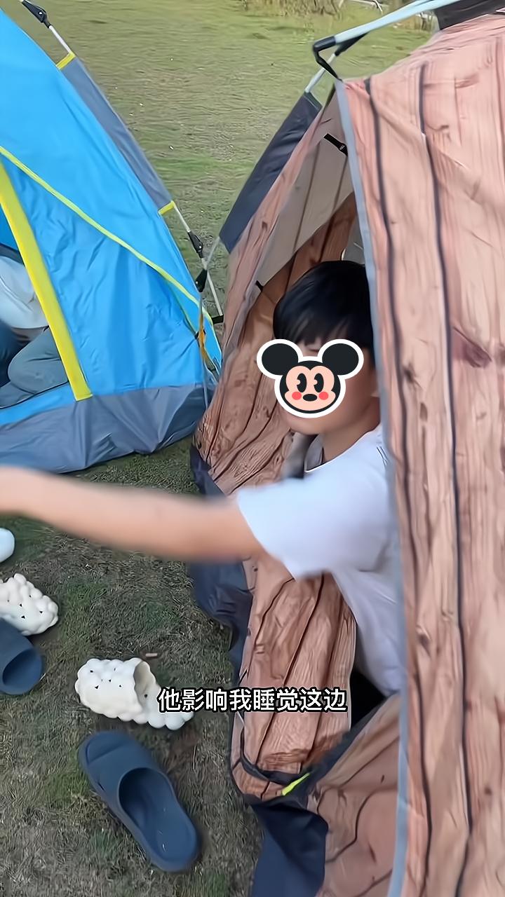 男子带三名女同事去野外露营,陌生男子前来问话:介绍一个给我吧