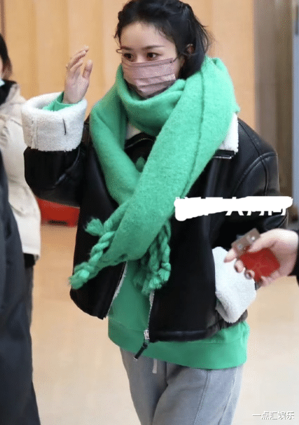 赵丽颖|赵丽颖首次参加春晚，走保暖路线，手上物品成亮点