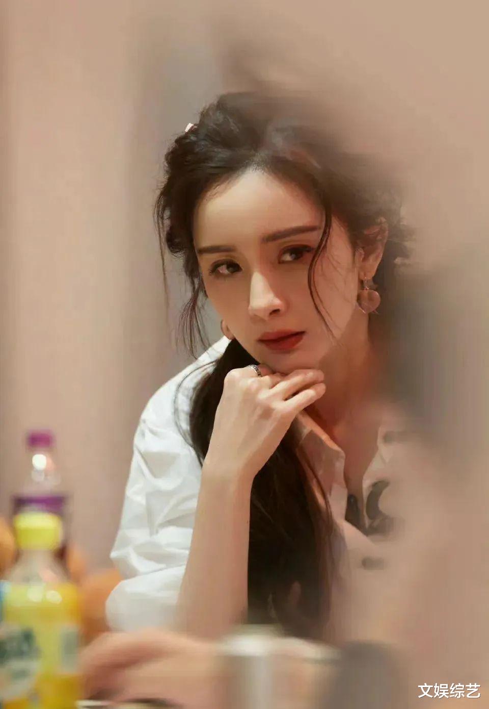 发型 杨幂扎着一双马尾卷发造型，可爱清纯的形象，充满着女人的魅力