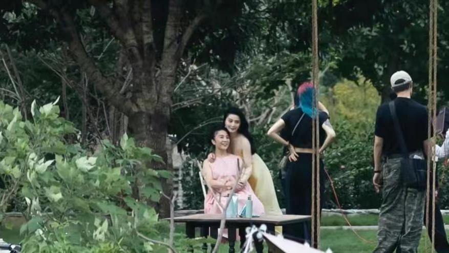 范冰冰|杭州街头，40岁的范冰冰穿着吊带裙大方露背，手臂粗壮的美腿美得令人窒息