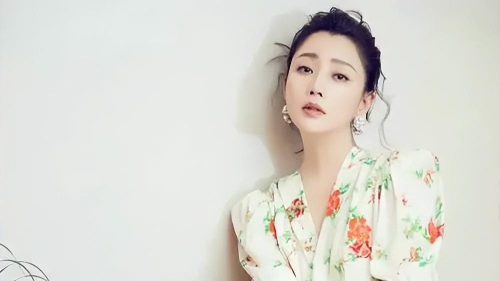 殷桃|前夫入狱被拖累，与国足前锋恋爱，多年后再看殷桃，才知有多冤！