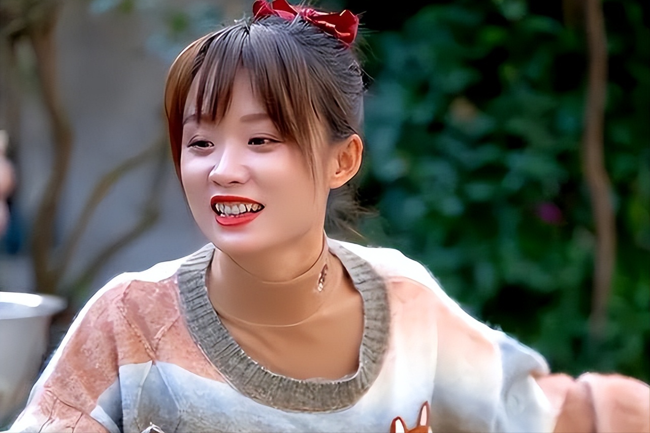 人物设定|坐拥900万粉丝的网红严素，行为不检点，穿JK裙挖菜只是冰山一角