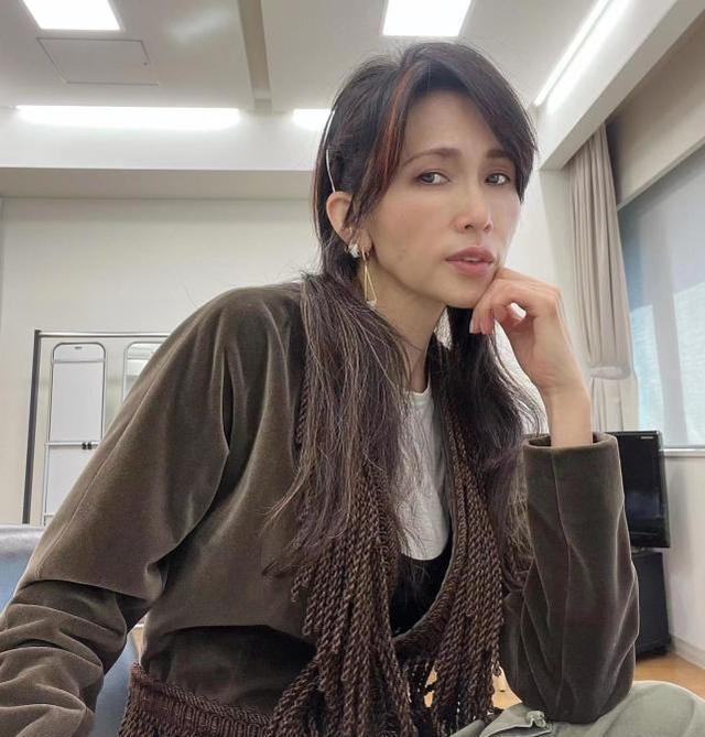 滕华涛|51岁工藤静香拿错色号脸显干瘪，脚踝快细过手腕，穿牛蹄靴遭吐槽