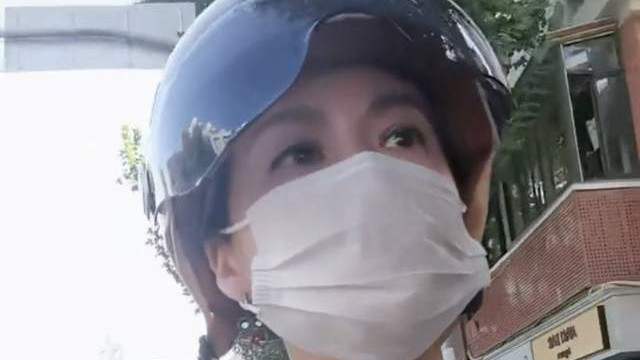 戴娇倩|42岁女星骑电动车接娃放学，女儿乱按喇叭被训斥，日常出行靠地铁
