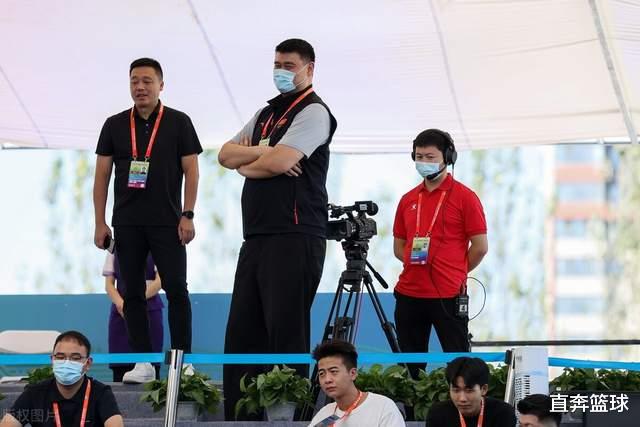 广东男篮|严惩48号裁判胡吉！广东3人受伤没哨，易建联砸球怒斥技术台投诉