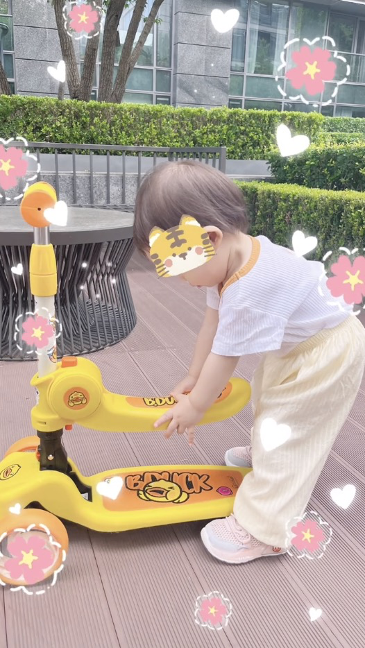 杜淳|王灿晒杜淳遛娃日常，亲吻女儿后脑勺，拿蒲扇为她驱蚊虫好接地气